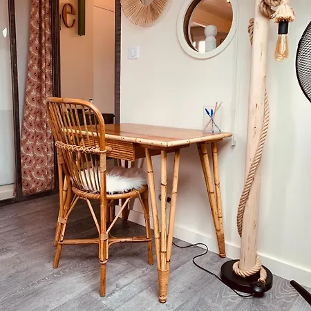 De Standing Au Centre Du Village Apartman
