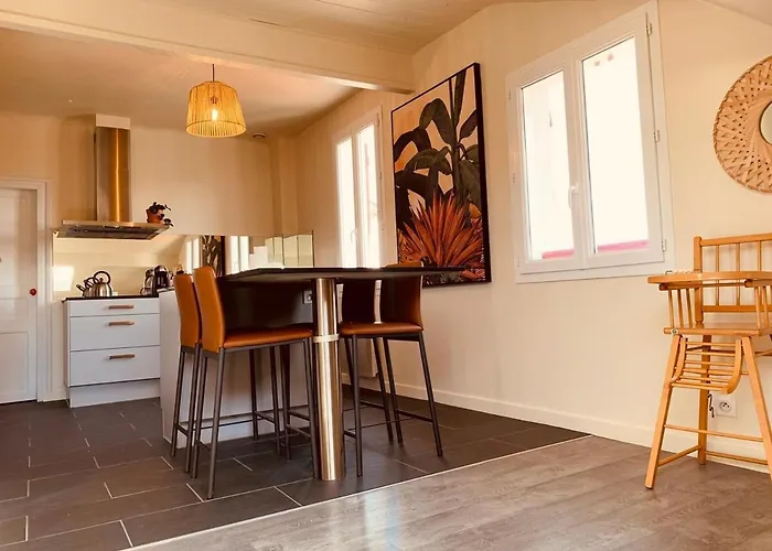 De Standing Au Centre Du Village Guéthary